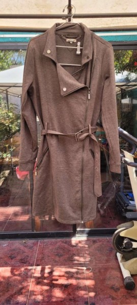 Ripley - CHAQUETA ASH TRENCH DE ANTELINA CON TACHAS DECORATIVAS