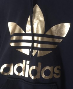 buzo adidas negro con dorado